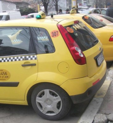 Din taximetru, la spital: accident rutier pe Mihăileanu